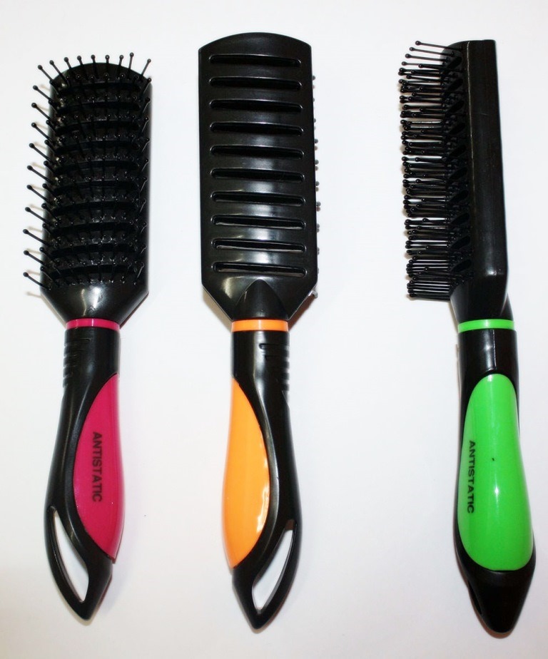 Гребінець для волосся пл. масажн.з двоколір. руч.прямоуг. 12шт в упак (22,5*4,5*3,5)см №9552-70 (240 (шт.)