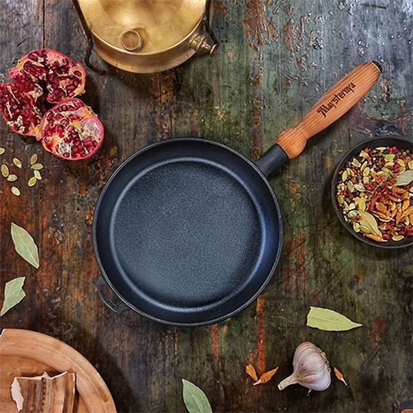 Т302Ук Сковорода чавунна лита 24*4 з дерев'яною ручкою (шт.)