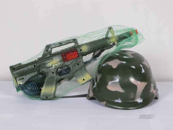 Каска 8011 (72шт) 21см, військовий набір, 7 предметів (автомат-тріскачка), у сітці, 38-13-4см (шт.)