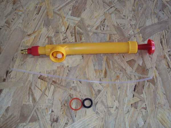 Бризгалка №А-4 насос із трубкою пл. 29см жовт.+син. кол. (3,5 * 31)см в кл. (100) (шт.)